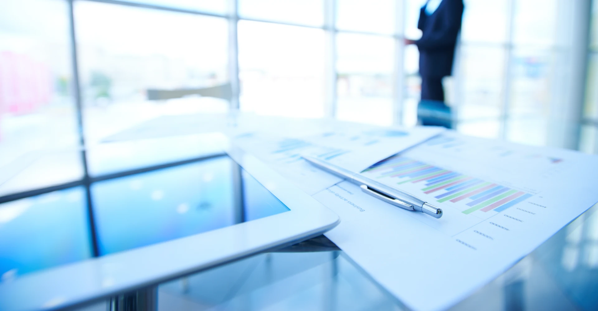 pantalla tactil y documentos con graficos